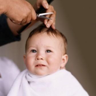 Rapar a cabeça do bebê para que seu cabelo cresça mais forte: 